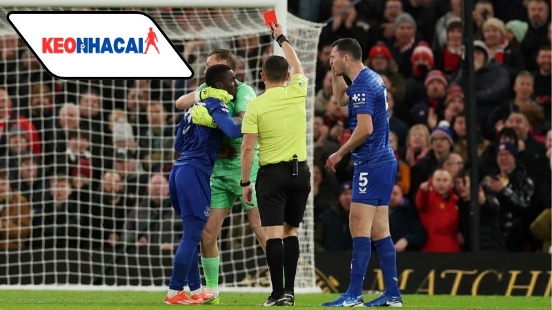 everton-thang-mu-1-0-sau-tinh-huong-dong-doi-tat-nhau-nhan-the-do Everton thắng MU 1-0 sau tình huống đồng đội tát nhau nhận thẻ đỏ